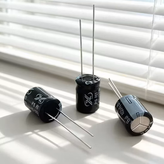 Condensatore elettrolitico in alluminio da 2200μ FX 6,3V lunga durata 2000 ore